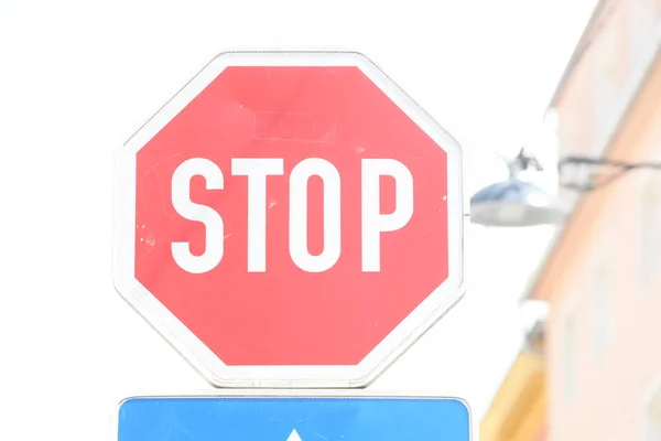 Красный Знак Остановки Движении Сигнализирующий Водителю Полностью Остановиться — стоковое фото