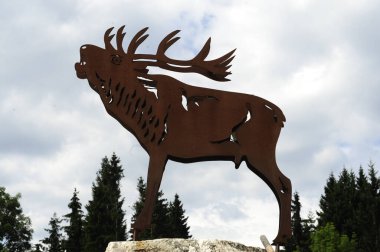 Geyik sembolü, hayvan ise dekoratif bir element.