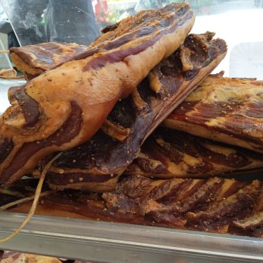 Tuzlanmış ve füme domuz eti, et yemeği olarak jambon.