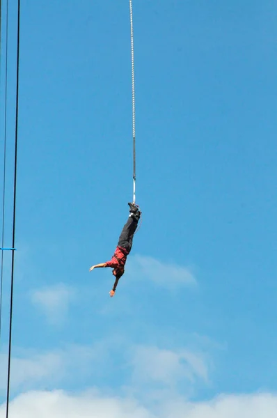 Bungee Jumping Nagy Magasságból Ugrás Rugalmas Kötéllel — Stock Fotó
