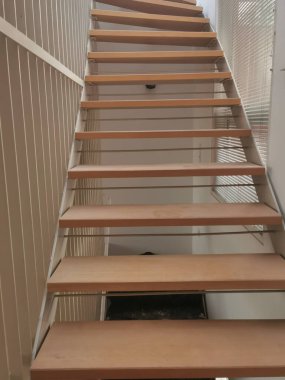 Bir binada merdivenler ve merdivenler yukarı aşağı yürümek için.