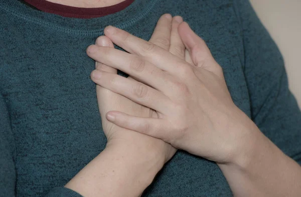 Kalp krizi geçiren, göğsüne bıçak saplayan biri.