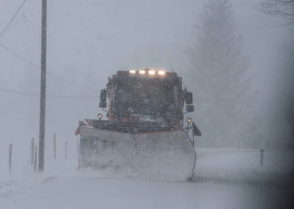 乡间道路上的雪犁 冬天的交通和机动性 — 图库照片