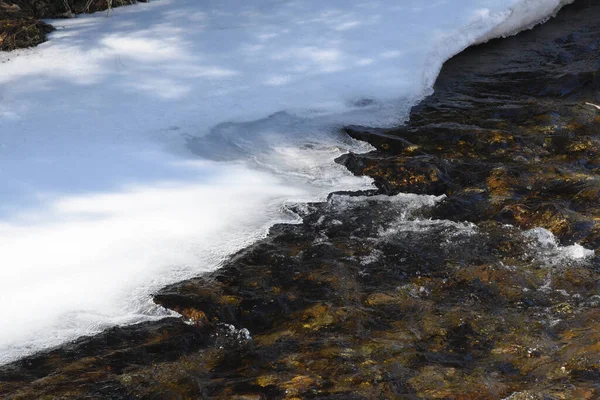 Kışın bir dere, soğuk bir günde su ve buz