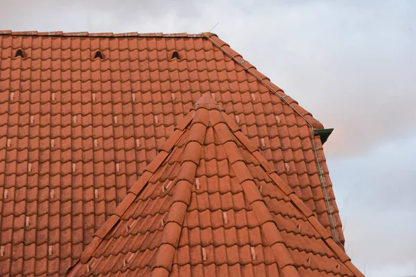 屋根や家のレンガの屋根瓦 — ストック写真