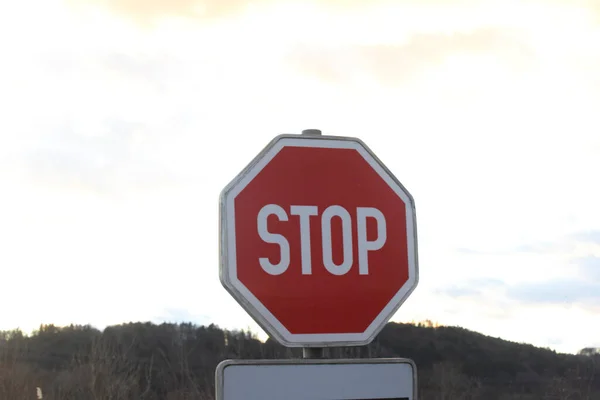 Rood Stopteken Het Verkeer Waardoor Bestuurder Volledig Moet Stoppen — Stockfoto