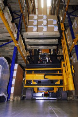 Kargo ve nakliye için depo lojistiğinde bir forklift kamyonu.