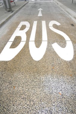 Sokakta bir otobüs şeridi, toplu taşıma ve yol trafiği