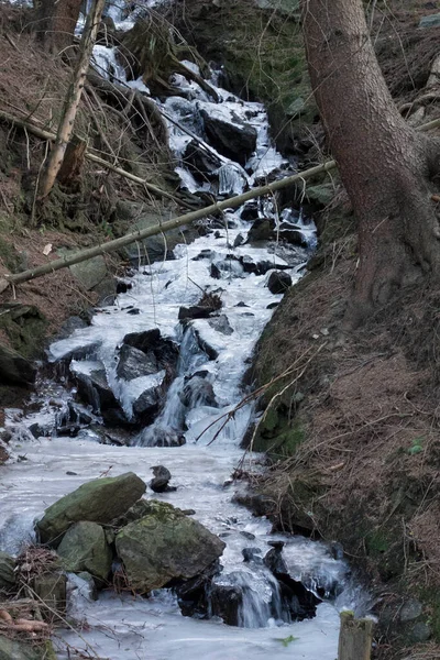 Torrente Inverno Acqua Ghiaccio Una Giornata Fredda — Foto Stock