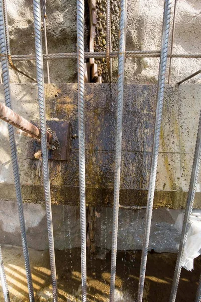 Διαρροή Νερού Στην Υδραυλική Μηχανική Στο Εργοτάξιο — Φωτογραφία Αρχείου