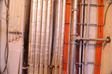 Bir binada arz ve onarım için rögar ya da araç boşluğu