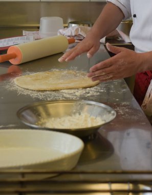 Pasta şefi pasta ya da pasta yapıyor, tatlı bir tatlı.