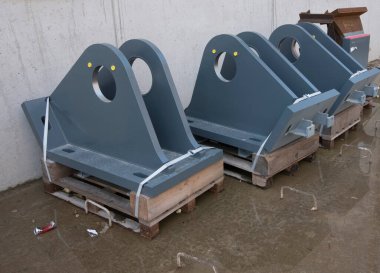 Demir endüstrisinde bir fabrikada çalışıyor ve üretiyor.