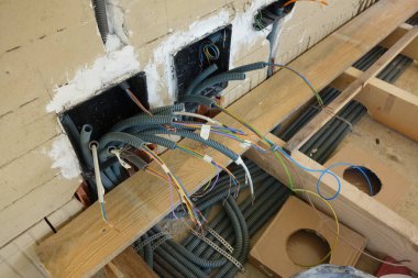 Binalardaki elektrik şebekesi için bir elektrikçinin elektrik kabloları.
