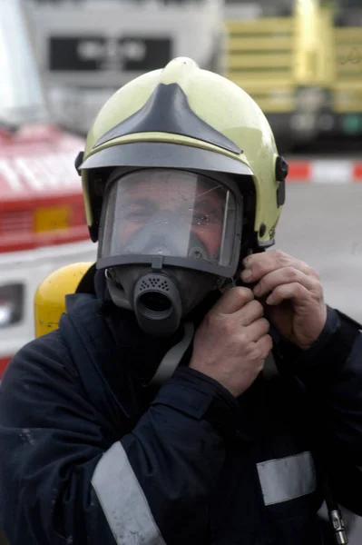 Strażak Noszący Odzież Ochronną Maskę Respiratora Przed Spalinami — Zdjęcie stockowe