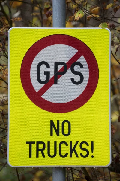 Een Geen Gps Ontvangst Verkeersbord Voor Vrachtwagens Weg — Stockfoto