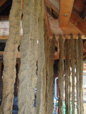 İnşaatta doğal bir yapı malzemesi olarak kullanılıyor.