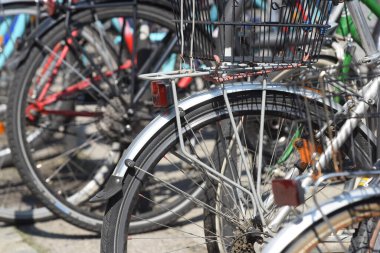 Bisiklet parkı, bisiklet parkı, şehirde bisiklet park yeri