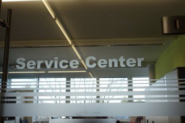 Duvarda servis tabelası, yönetimde kamu hizmeti bürosu