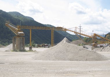 İnşaat endüstrisi için doğal kaynak kumu madenciliği