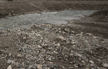 Hidrolik mühendisliğinde kontrollü su salınımı sağlamak için sızıntı yolu