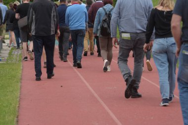 Birlikte duran bir grup insan, dayanışma işareti.