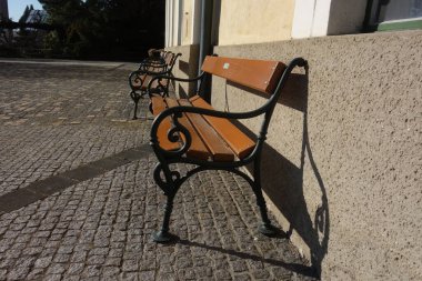 Bahçe bankında ya da park bankında, dışarıda oturmak için mobilya, rahatlamak ve doğanın tadını çıkarmak.