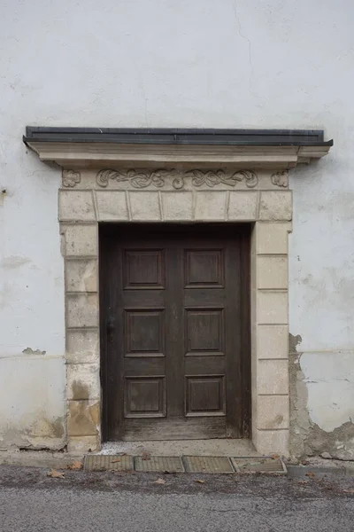 Vintage Και Ξύλινη Πόρτα Είσοδος Ένα Παλιό Κτίριο — Φωτογραφία Αρχείου