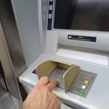 ATM ya da para makinesinin şifresini girerek