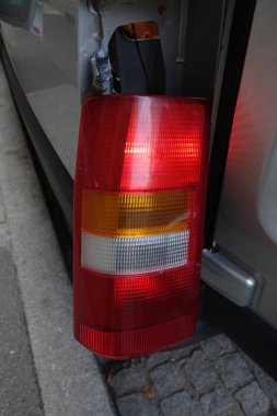 Kırmızı arka ışık ya da arabanın arka lambası.