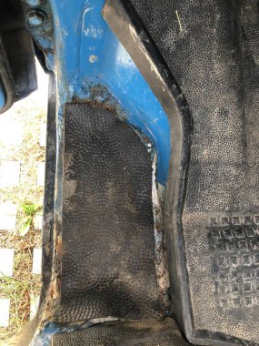 Araç gövdesinde pas, arabada aşınma izleri.