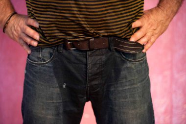 İdrar tutamama ya da istemsiz işeme, ıslak pantolonlu adam.