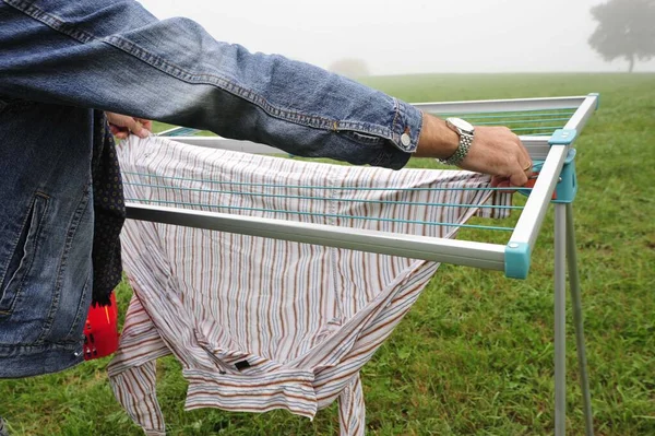 Soltero Hombre Que Cuida Casa Solo — Foto de Stock