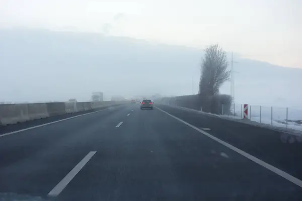 Schlechte Sicht Beim Befahren Der Straße Durch Nebel — Stockfoto