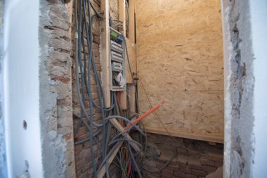 Elektrik dağıtım panosu ve sigortalar elektrik tedarik sisteminin bir parçası olarak