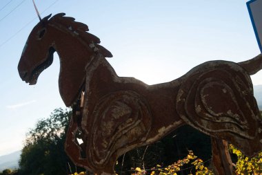 Tek boynuzlu at mitolojiden bir yaratıktır, alnında tek boynuzu vardır.