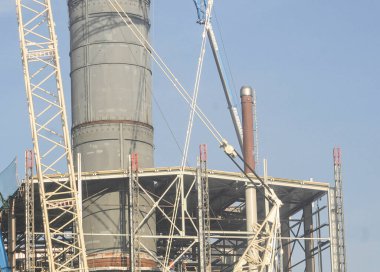 Endüstriyel egzoz gazlarını taşımak için bir fabrika bacası veya baca