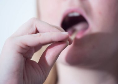 Diş fırçası ve diş macunu ile dişleri fırçalamak, diş hijyeni.