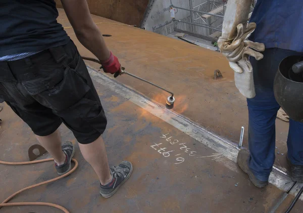 Perakitan Dan Pemasangan Peralatan Industri Oleh Pekerja Konstruksi Baja — Stok Foto