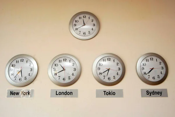显示世界不同地区不同时区的时钟 — 图库照片