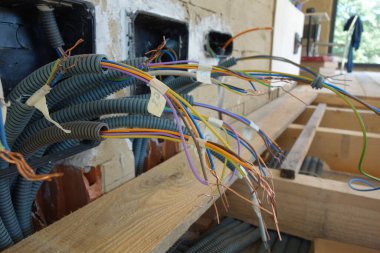 Binalardaki elektrik şebekesi için bir elektrikçinin elektrik kabloları.
