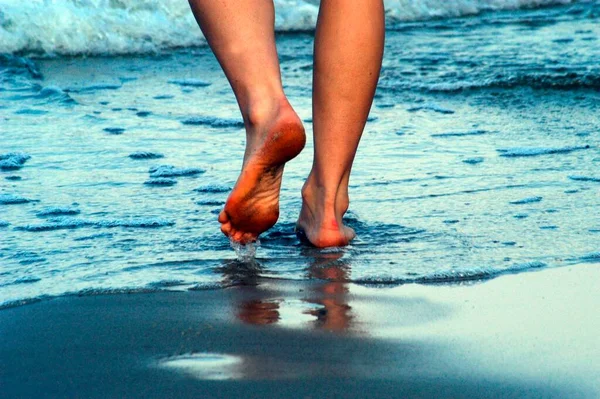 Kumsalda Çıplak Ayakla Yürüyen Bir Insan — Stok fotoğraf
