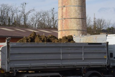 İnşaat alanında ya da şantiyede bir inşaat kamyonu