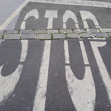 Kırmızı dur işareti. Sürücüye tamamen durması için işaret veriyor.