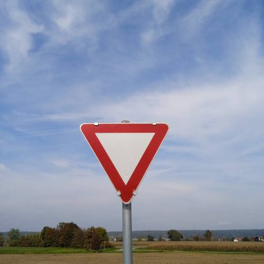 Yol verin ya da trafik işaretini bırakın