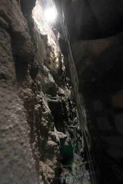 Taş tünel inşaatı sırasında bir dağda kazı, inşaat mühendisliği.