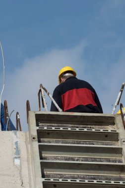 İnşaat alanında inşaat işçisi, inşaat sektöründe çalışan.