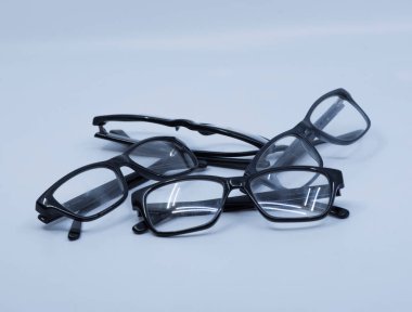 Miyopluk veya hipermetrop için görsel yardım olarak çerçeveli gözlükler.