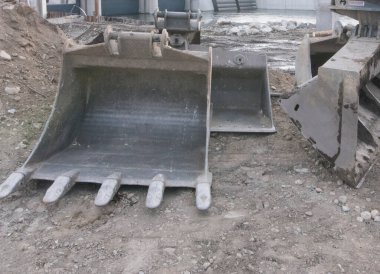 İnşaat alanında inşaat mühendisliği yapan bir kazıcı ile toprak çalışmaları