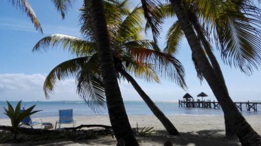 Tatil köyünde tatiller, yaz güneşinde dinlenme ve yenilenme.